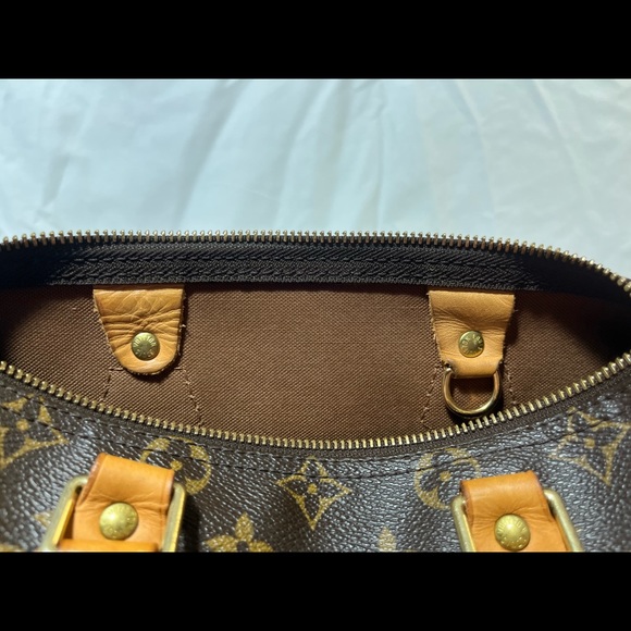 SOLD- Authentic Louis Vuitton Speedy 25 Monogram - Picture 10 of 16